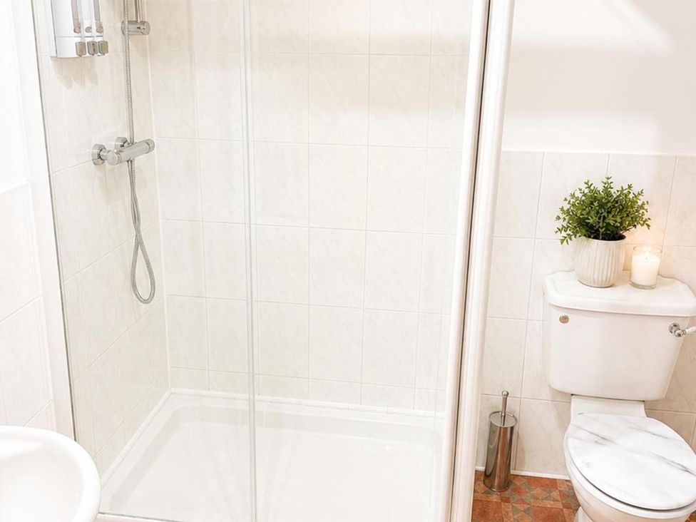 A bathroom with a shower and toilet at Surridges Studio, Sleeps 4 w/ Parking & Dogs Ok in Latchingdon near Burnham-On-Crouch
