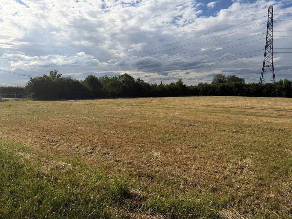 A field with grass and bushes at Surridges Studio, Sleeps 4 w/ Parking & Dogs Ok in Latchingdon near Burnham-On-Crouch