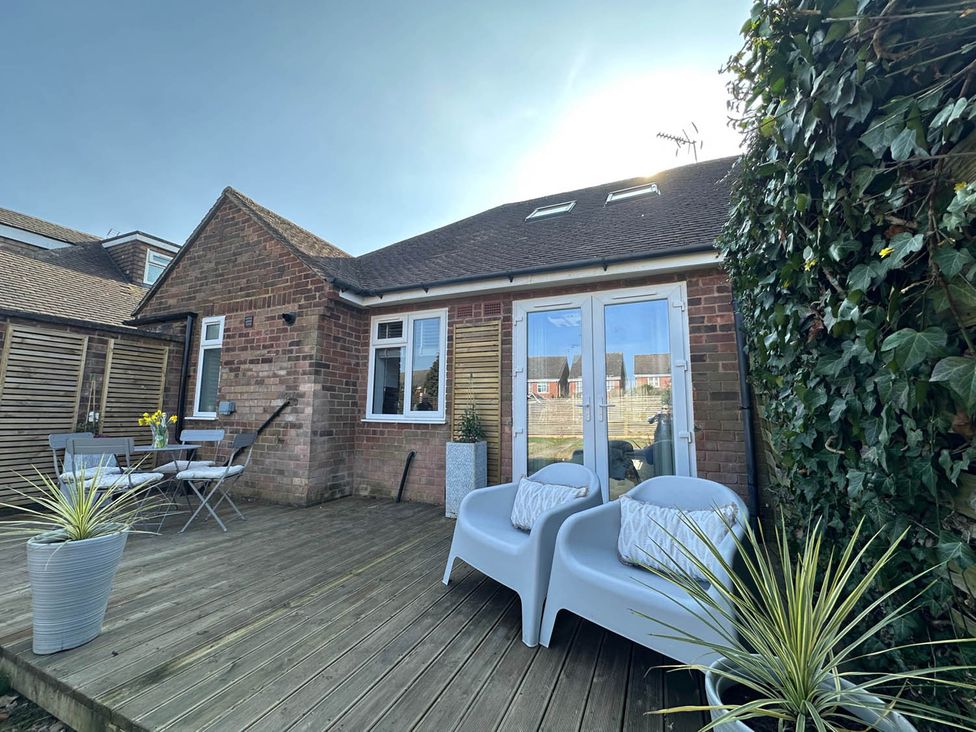 A garden with outdoor seating and table at Stylish Home Sleeps 4 Free Parking Earl Shilton