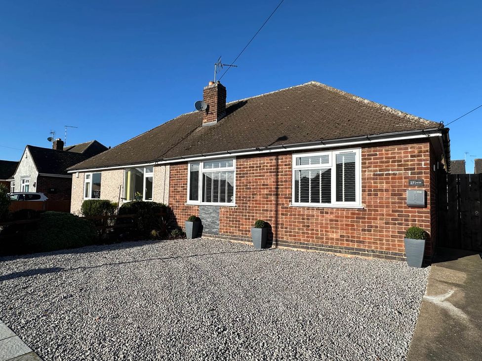 A house with gravel driveway and planters at Stylish Home Sleeps 4 Free Parking Earl Shilton