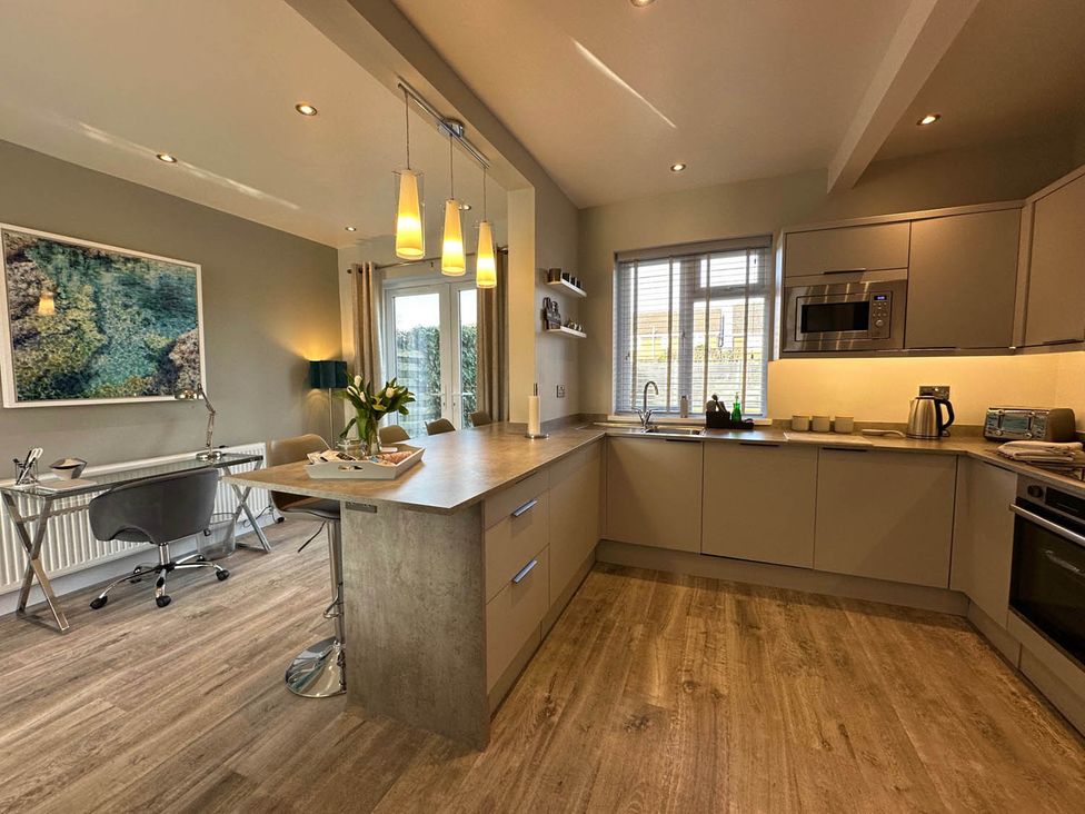 A modern kitchen with a countertop, sink, and appliances at Stylish Home Sleeps 4 Free Parking in Earl Shilton