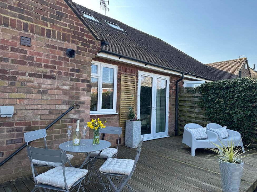 An outdoor seating area with table and chairs at Stylish Home Sleeps 4 Free Parking Earl Shilton