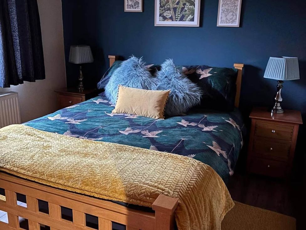 A bedroom with a bed and lamps at Cabin Sleeps 4 with Hot Tub and Parking near Wilberfoss