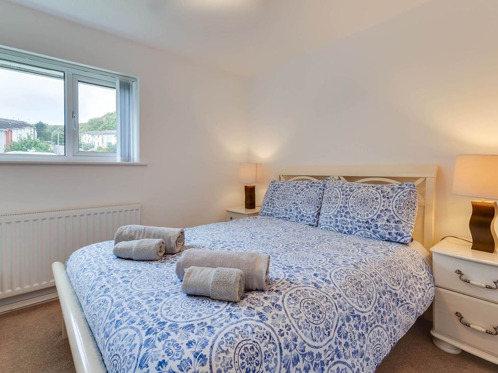 A bedroom with a bed and bedside lamps at Ty Gwyn Borth-y-gest House Sleeps 5 Garden Parking Borth-Y-Gest