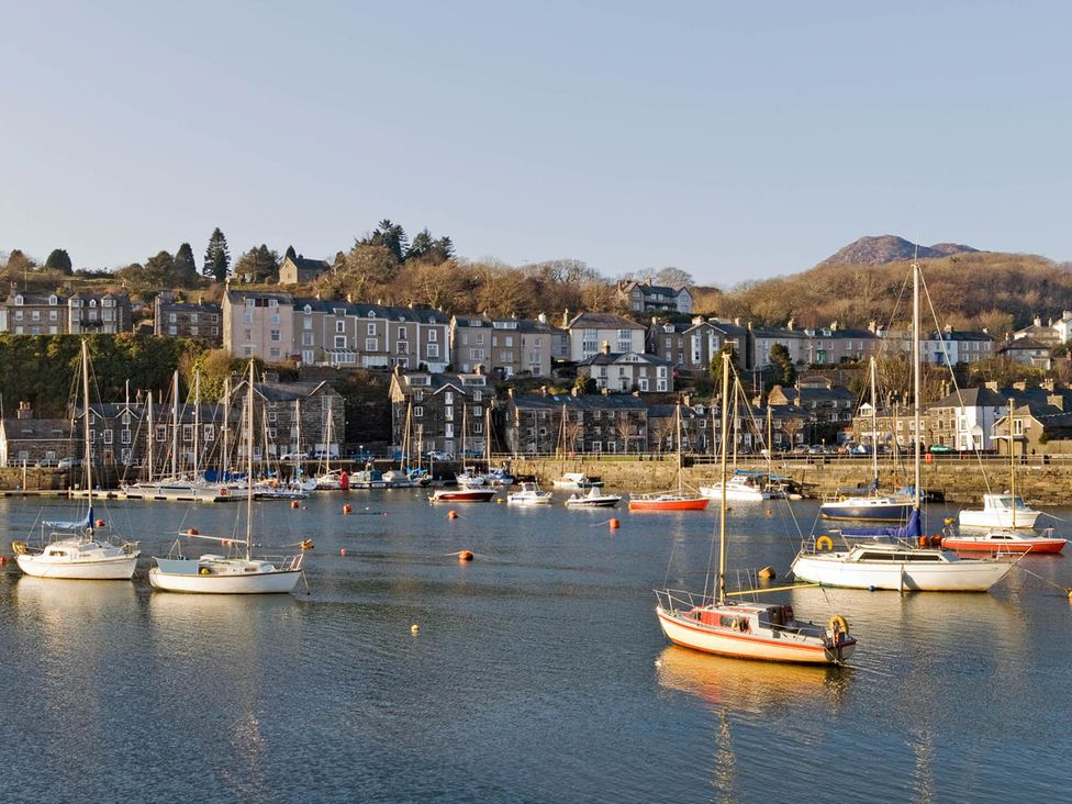 A harbor with boats and houses at Ty Gwyn Borth-y-gest House Sleeps 5 Garden Parking in Borth-Y-Gest