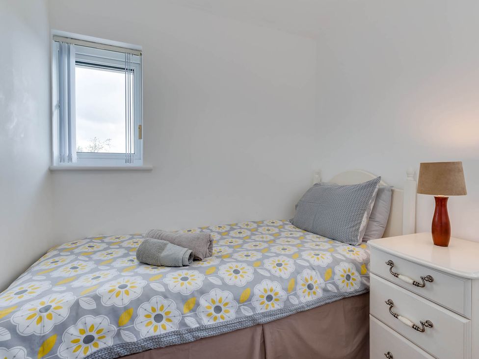 A bedroom with a single bed and a window at Ty Gwyn Borth-y-gest House Sleeps 5 Garden Parking Borth-Y-Gest