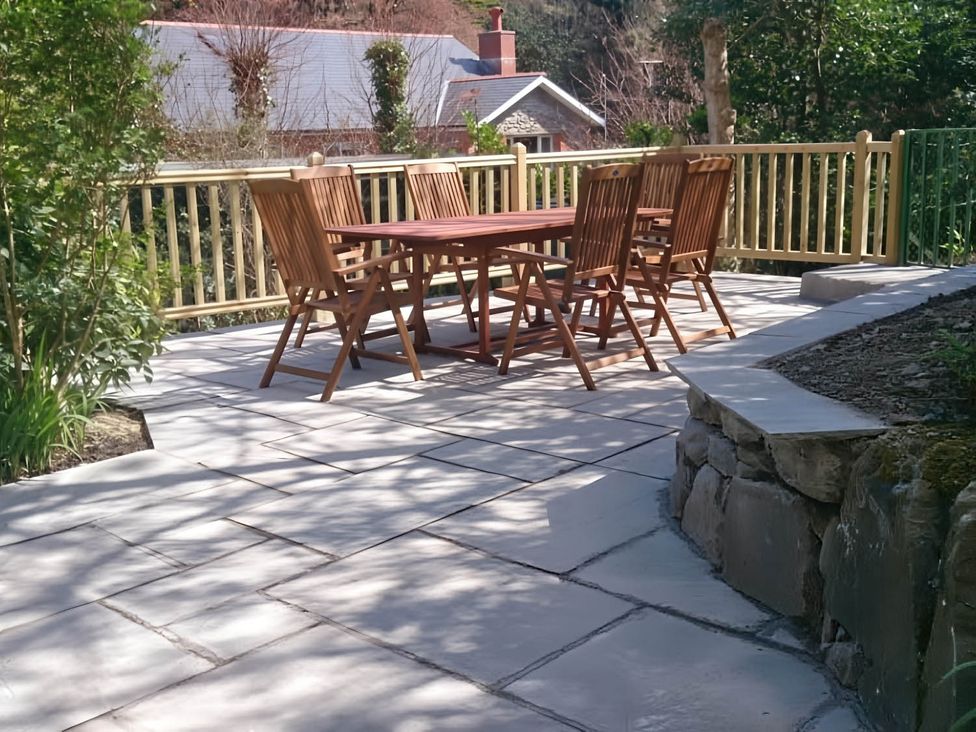 A garden with a wooden table and chairs at 