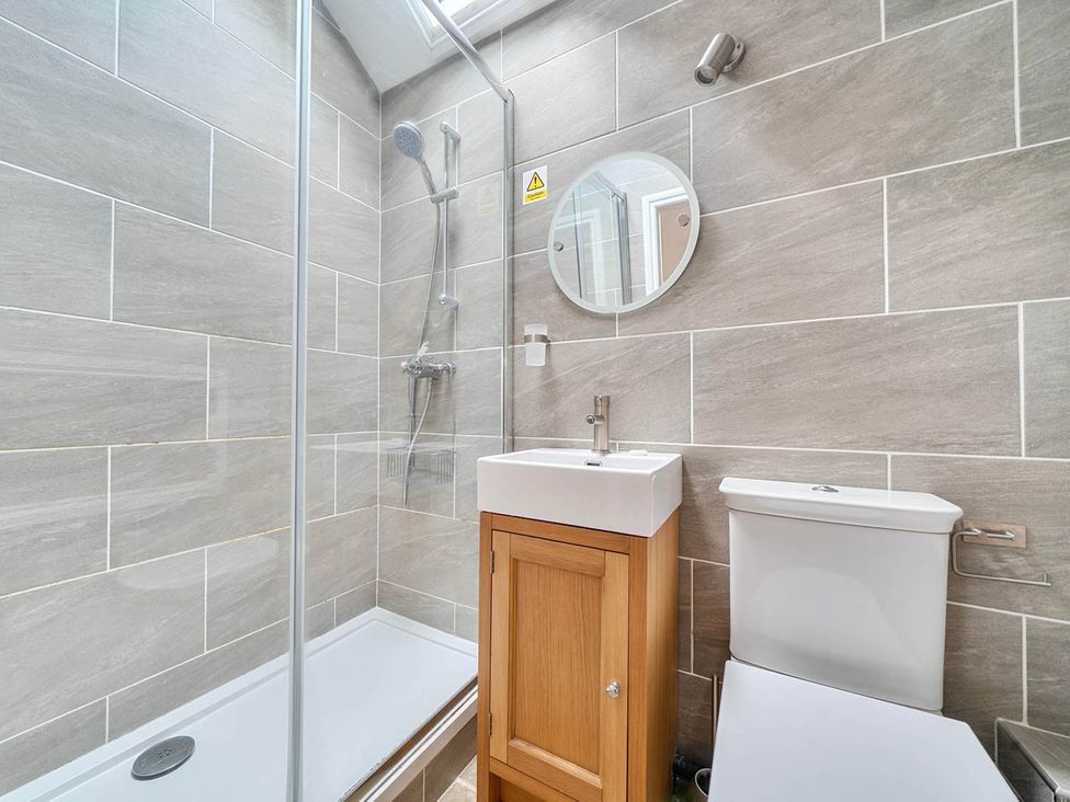 A bathroom featuring a shower, sink, and toilet at the property near Waterhouses