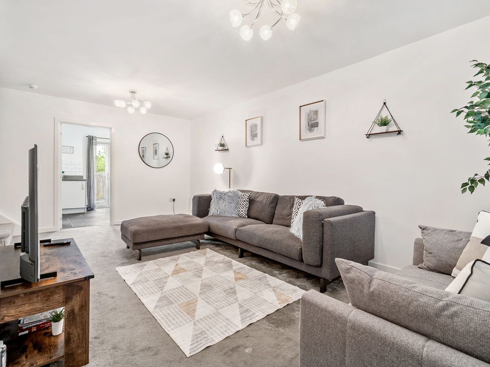 A living room with a sofa and television at House, sleeping 4 with Garden and Parking Ashford