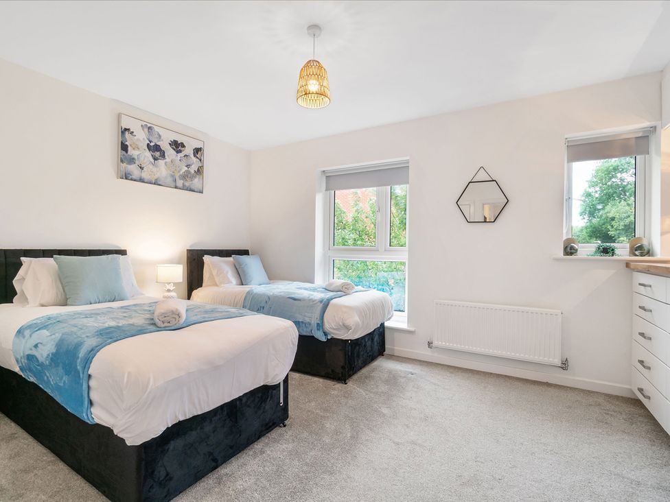A bedroom with two beds at House, sleeping 4 with Garden and Parking Ashford