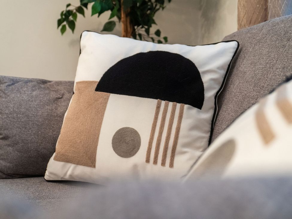 A cushion on a sofa in a living room at House, sleeping 4 with Garden and Parking Ashford