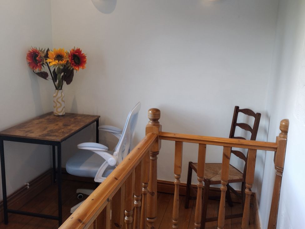An office area with a table and chair at Little Braybrooke Cottage- Saffron Walden