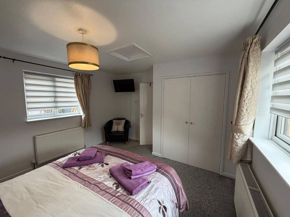 A bedroom with a bed and towels at Sleeps 5 pet friendly, Enclosed garden, Parking Belmont near Hereford