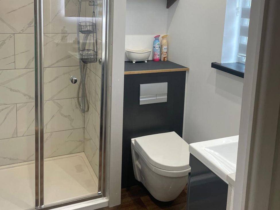 A bathroom with a shower, toilet, and sink at Sleeps 5 pet friendly, Enclosed garden, Parking Belmont near Hereford