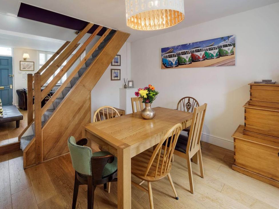 A dining room with a table and chairs at Impeccable 3 bed 2 bath Central Cowes Cottage, Cowes