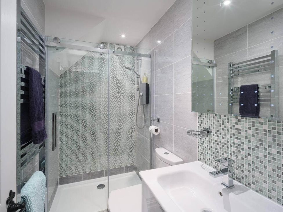 A bathroom with a shower, toilet, and sink at Impeccable 3 bed 2 bath Central Cowes Cottage in Cowes