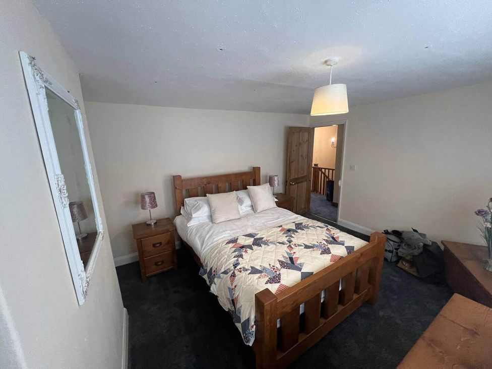 A bedroom with a bed and bedside table at Blyton 2-Bed Cottage, Parking, 30m to Lincoln, Gainsborough