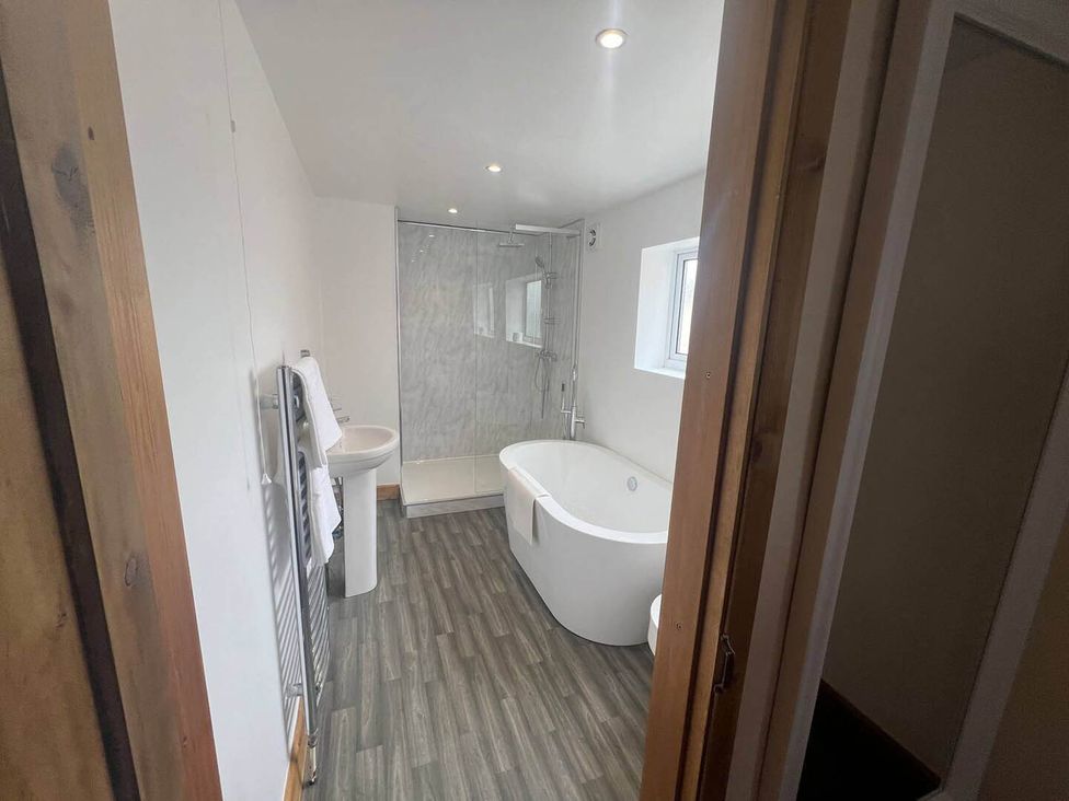 A bathroom featuring a bathtub, shower, and sink at Blyton 2-Bed Cottage, Parking, 30m to Lincoln in Gainsborough