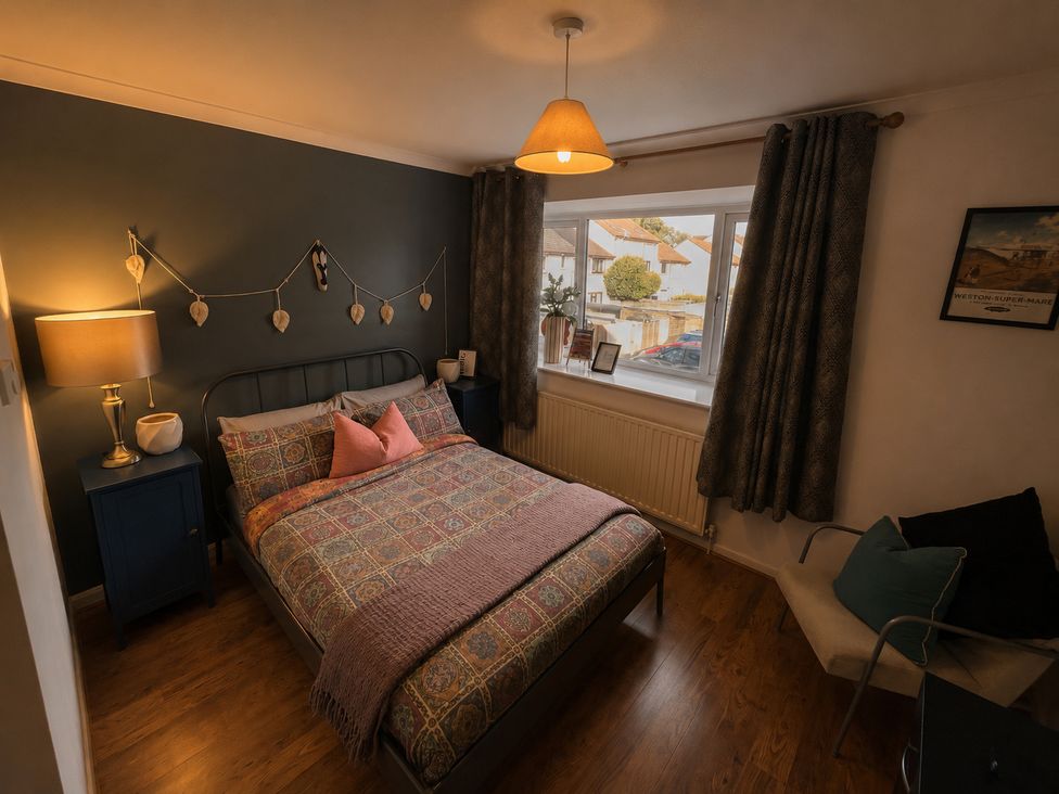 A bedroom with a bed and lamp at Family Friendly Coach House - Parking - Sleeps 4 Ebdon