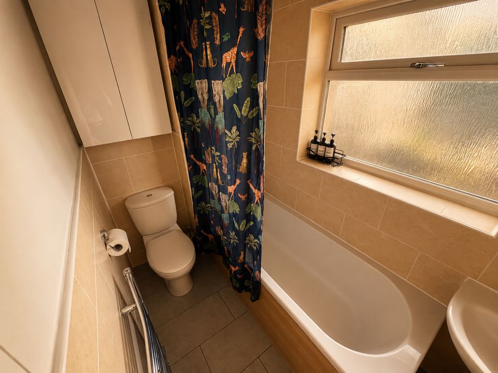 A bathroom with a toilet and bath tub at Family Friendly Coach House - Parking - Sleeps 4 Ebdon
