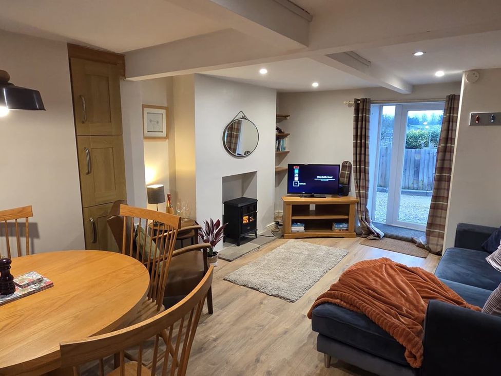 A living room with a TV and seating area at 2 Bed cottage, pets welcome and parking available, Uffington