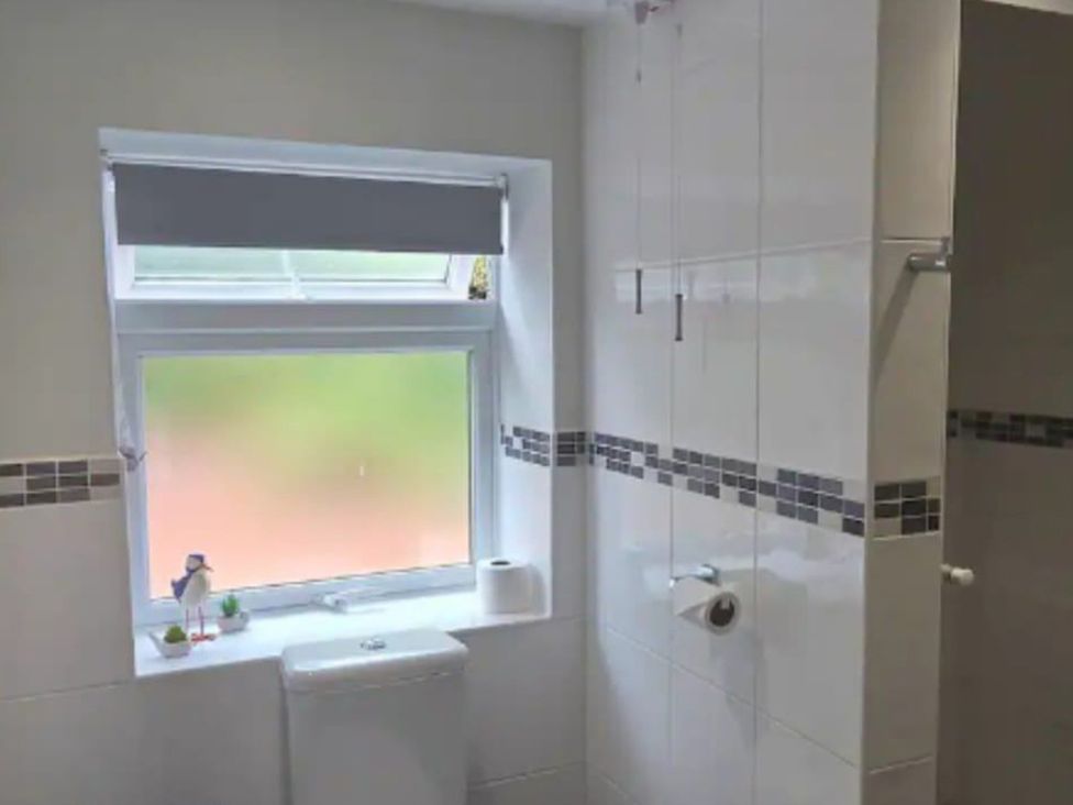 A bathroom with a toilet and window at 2 Bed cottage, pets welcome and parking available Uffington