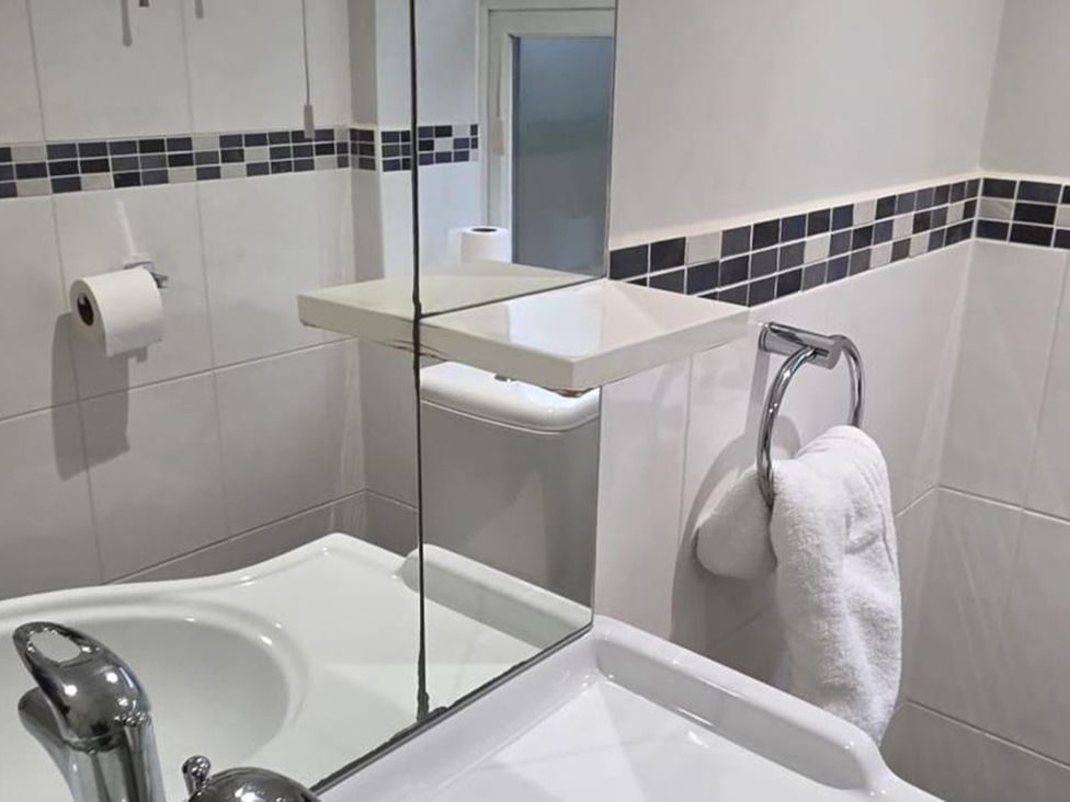 A bathroom with a washbasin and towel at 2 Bed cottage, pets welcome and parking available Uffington