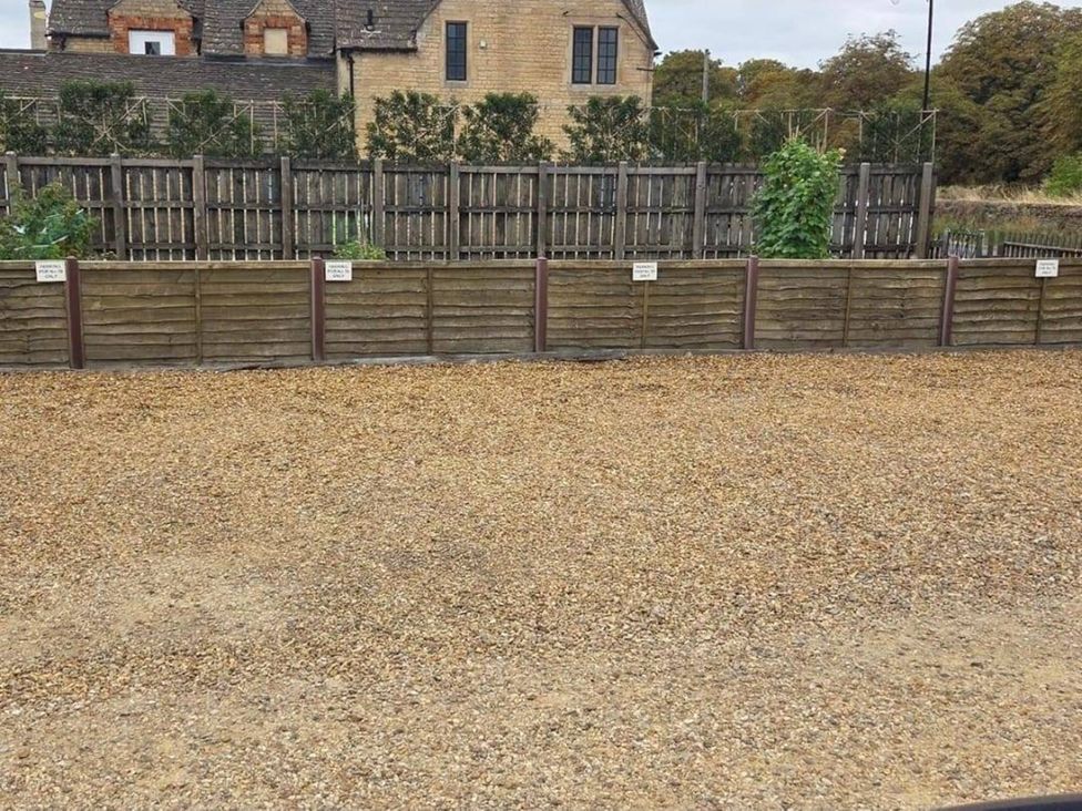 A garden area with gravel and wooden fence at 2 Bed cottage, pets welcome and parking available Uffington