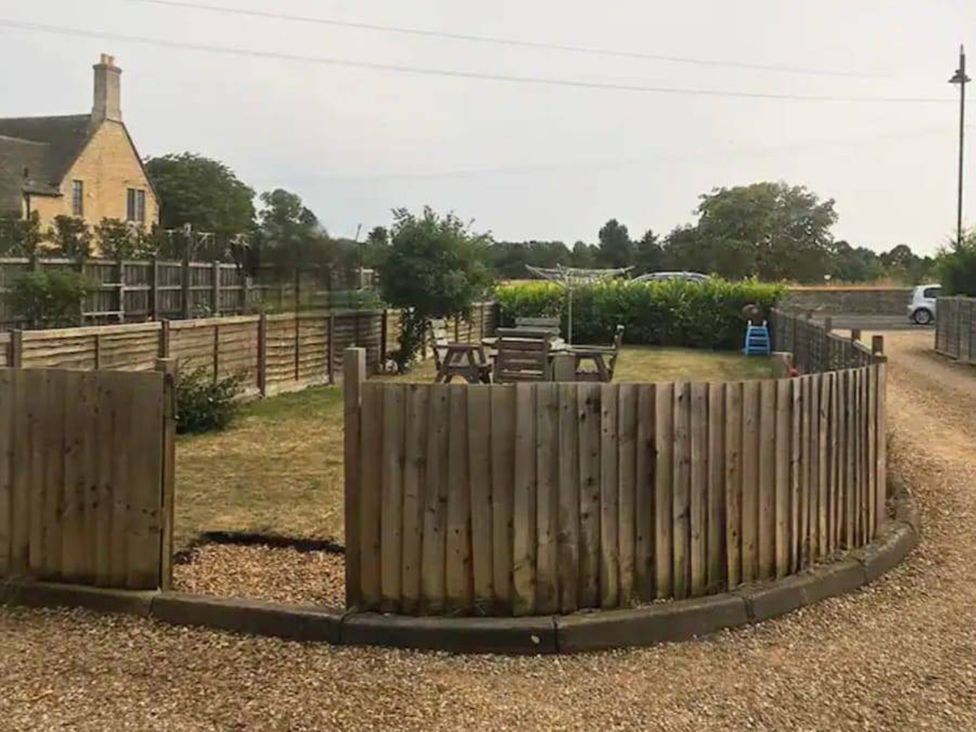 A garden with a fenced area and table and chairs at 2 Bed cottage, pets welcome and parking available Uffington