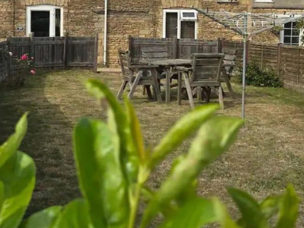 A garden with a table and chairs at 2 Bed cottage, pets welcome and parking available, Uffington