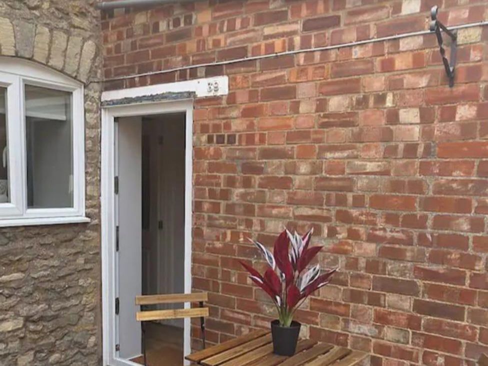 An outdoor area with a table and plant at 2 Bed cottage, pets welcome and parking available, Uffington