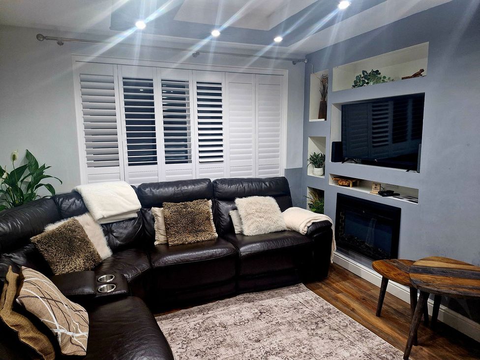 A living room with a sofa and television at 3 Bedroom, sleeping 5 with Wifi, Wythenshawe near Manchester