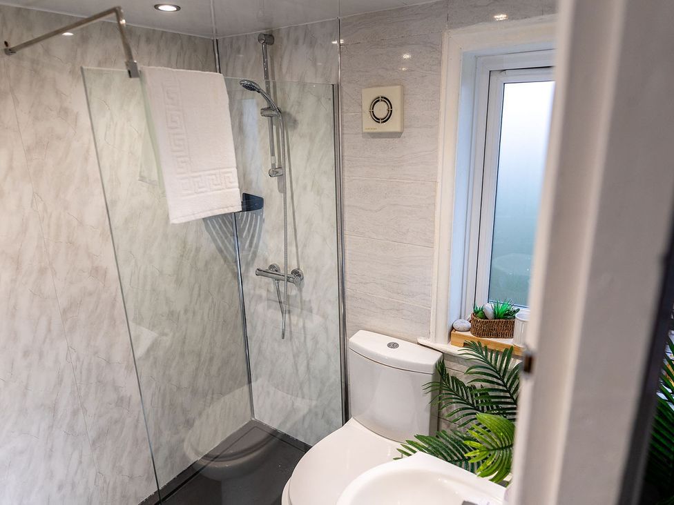 A bathroom with a shower and toilet at 3 Bedroom, sleeping 5 with Wifi in Wythenshawe near Manchester