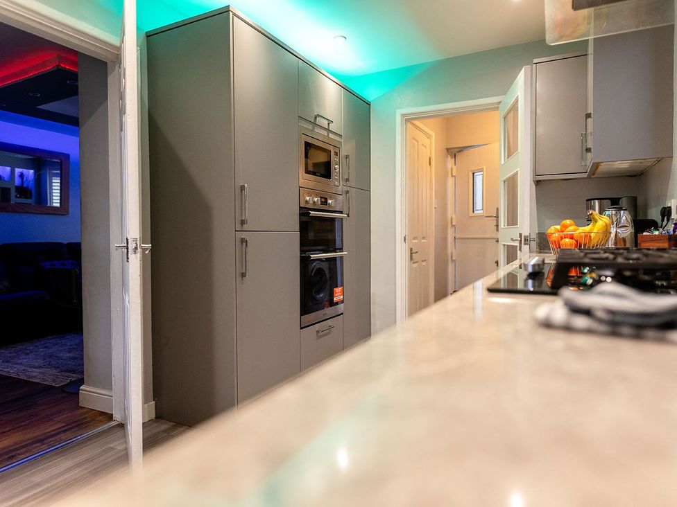 A kitchen with appliances and a fruit bowl at 3 Bedroom, sleeping 5 with Wifi Wythenshawe near Manchester