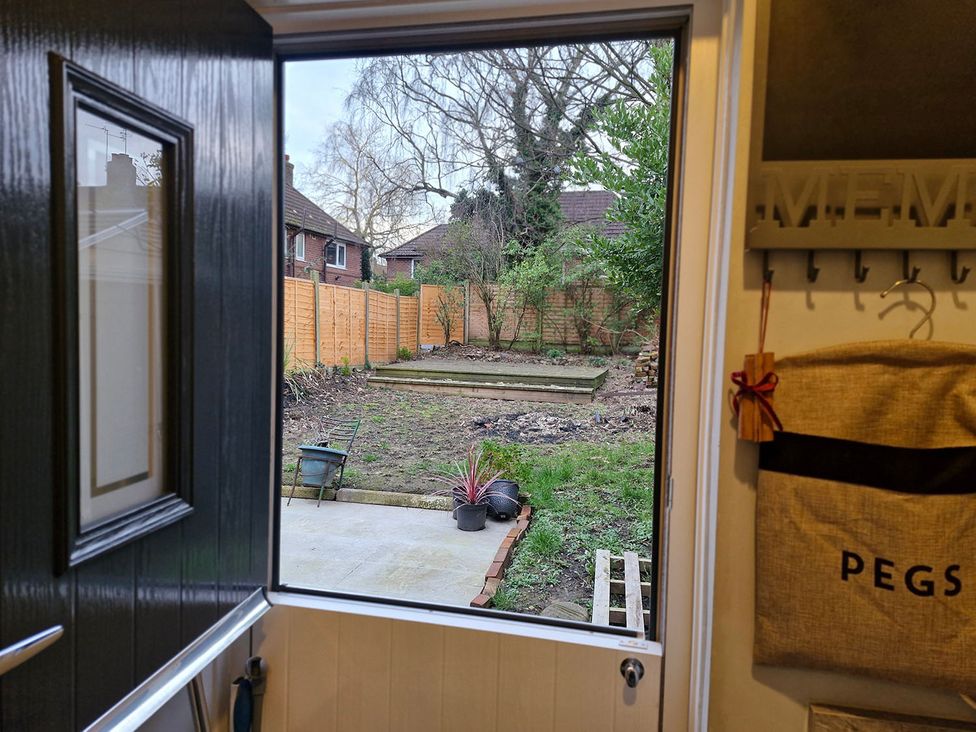 A view of a garden with fence and plants at 3 Bedroom, sleeping 5 with Wifi Wythenshawe near Manchester