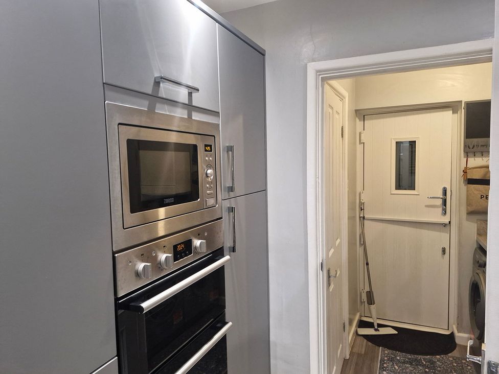A kitchen with an oven and microwave at 3 Bedroom, sleeping 5 with Wifi in Wythenshawe near Manchester