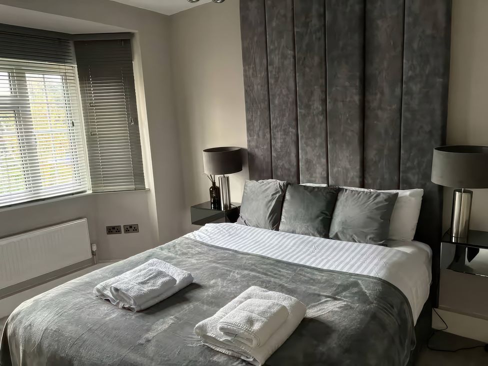 A bedroom with a bed and lamps at 7 Wolsey Mansions Northwood Hertfordshire