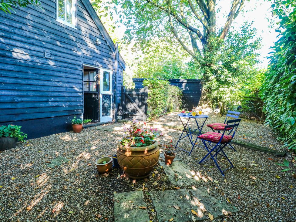 A garden with a table and chairs at Corner Barn North Burlingham near Blofield