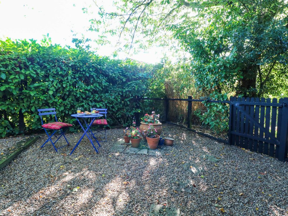 A garden with a table and chairs at Corner Barn North Burlingham near Blofield
