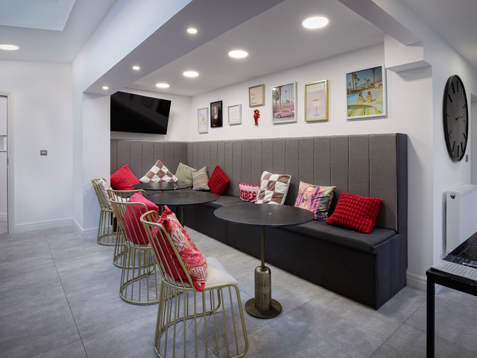 A snug area with a sofa and table at Wind Farm 