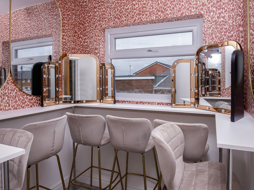 A dressing room with mirrors and bar stools at Wind Farm
