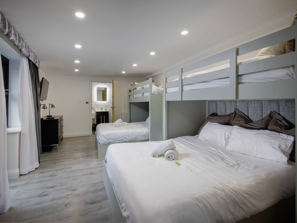 A bedroom with two beds and bunk beds at Wind Farm