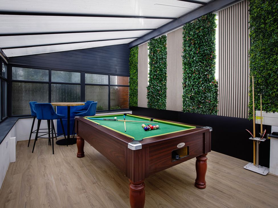 A snug with a pool table and bar stools at Wind Farm