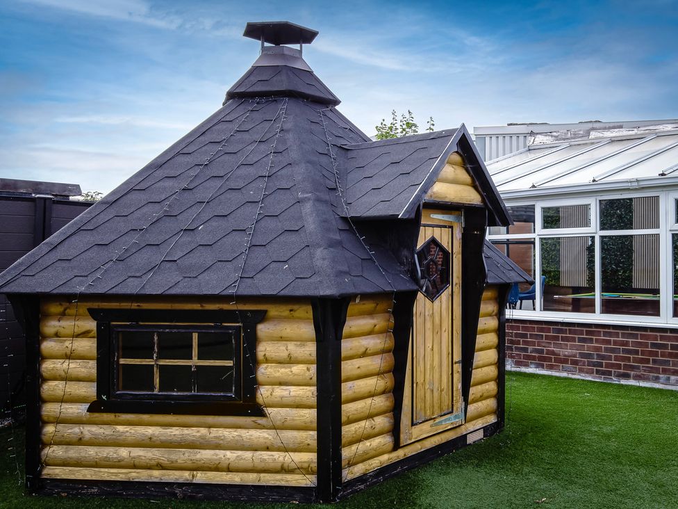 A cabin in the garden at Wind Farm 