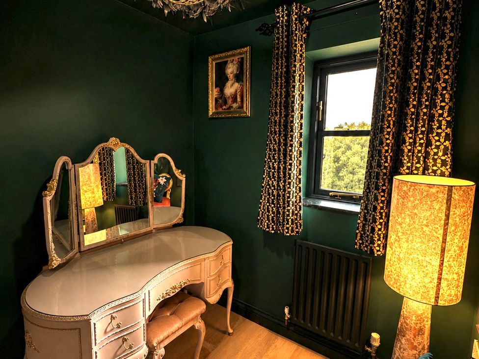 A bedroom with a vanity table and mirror at Muddy Boots – La Petite Mews in Kirby Stephen