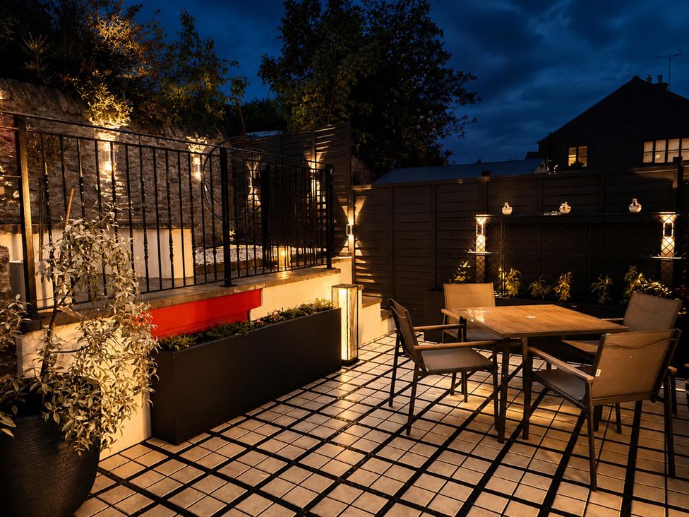 A terrace with table and chairs at Muddy Boots – La Petite Mews Kirby Stephen