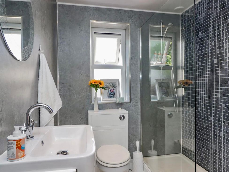 A bathroom with a sink, toilet, and shower at Muddy Boots – Scarpa in Kirkby Stephen