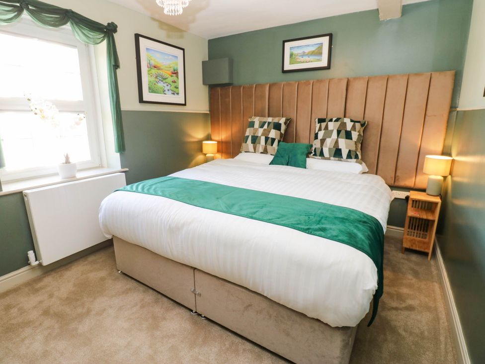 A bedroom with a bed and two lamps at Sands Green Appleby-In-Westmorland