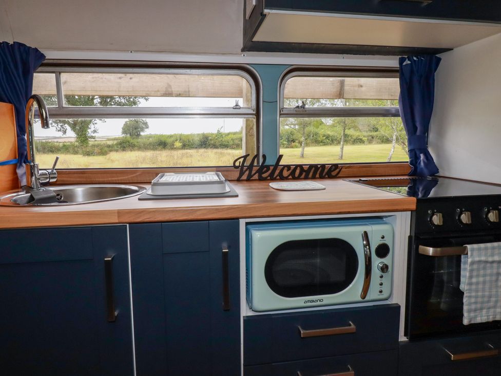 A kitchen with sink and appliances at Honey Bee Bus in Menheniot