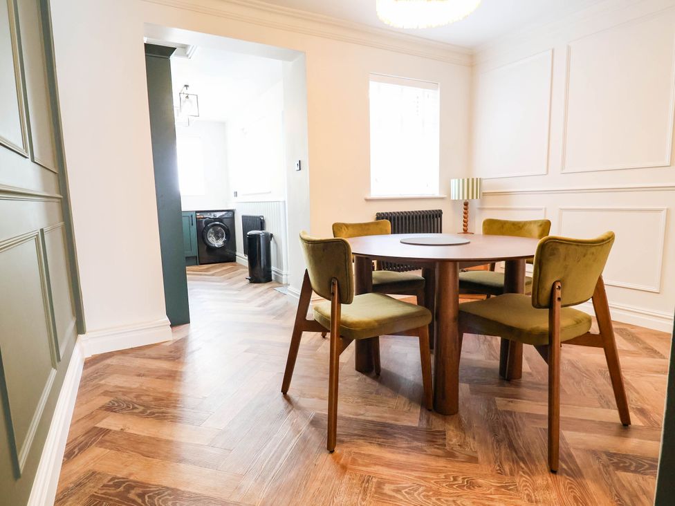 A dining room with a round table and chairs at 9 North Street Chester